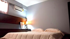 Rom – superior, 1 kingsize-seng | Skrivebord, blendingsgardiner, wi-fi (inkludert) og sengetøy