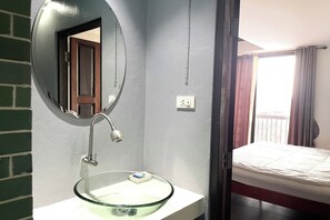 Deluxe kamer, 1 kingsize bed, balkon | Badkamer | Een douche, gratis toiletartikelen, een haardroger, handdoeken