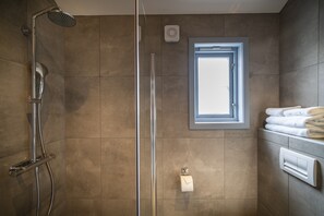 Regadera, amenidades de baño gratuitas, secadora de cabello, toallas 