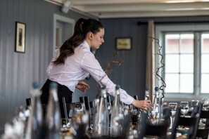 Petit déjeuner et dîner servis sur place, vue sur la mer