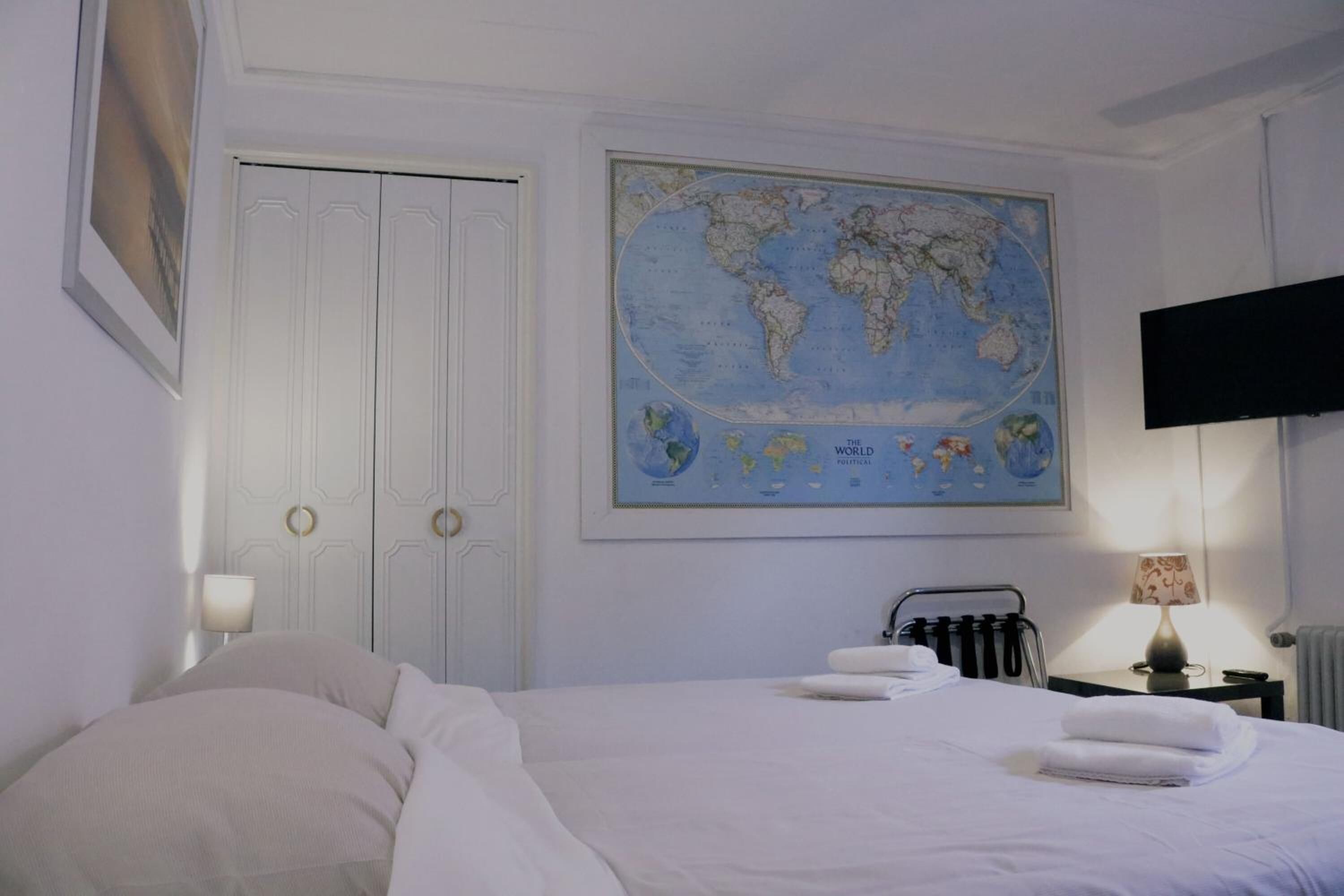 desk, free wifi, bed sheets