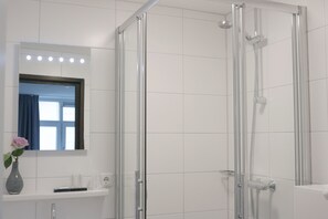 Double Room | Bathroom | Shower, free toiletries, hair dryer, towels - Stadshotel Rijssen (Rijssen)