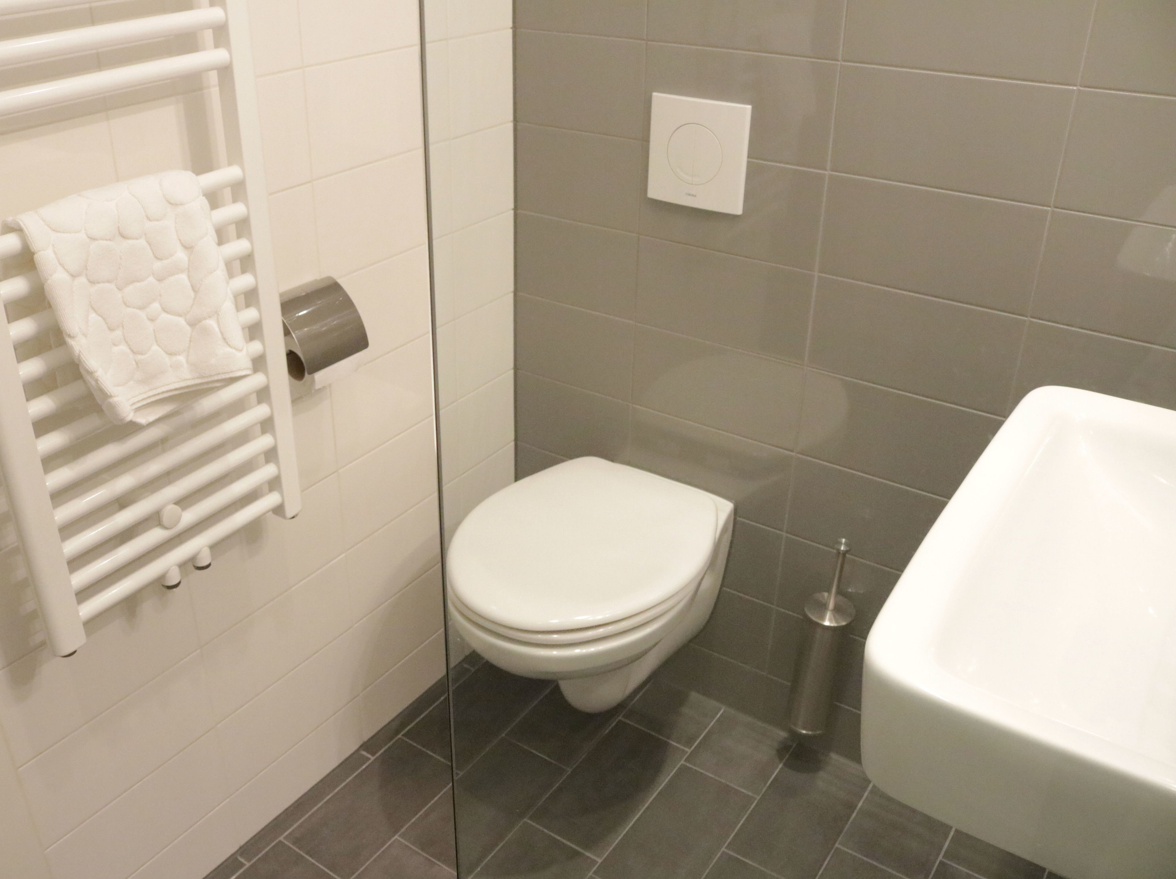 double room | bathroom | shower, free toiletries, hair dryer, towels