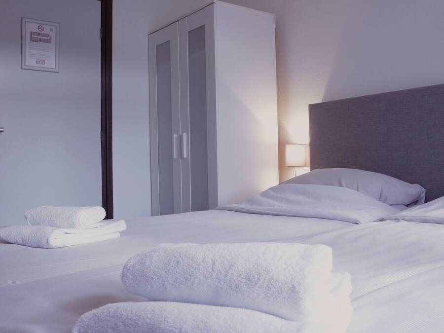 Habitación básica doble | Escritorio, wifi gratis, ropa de cama