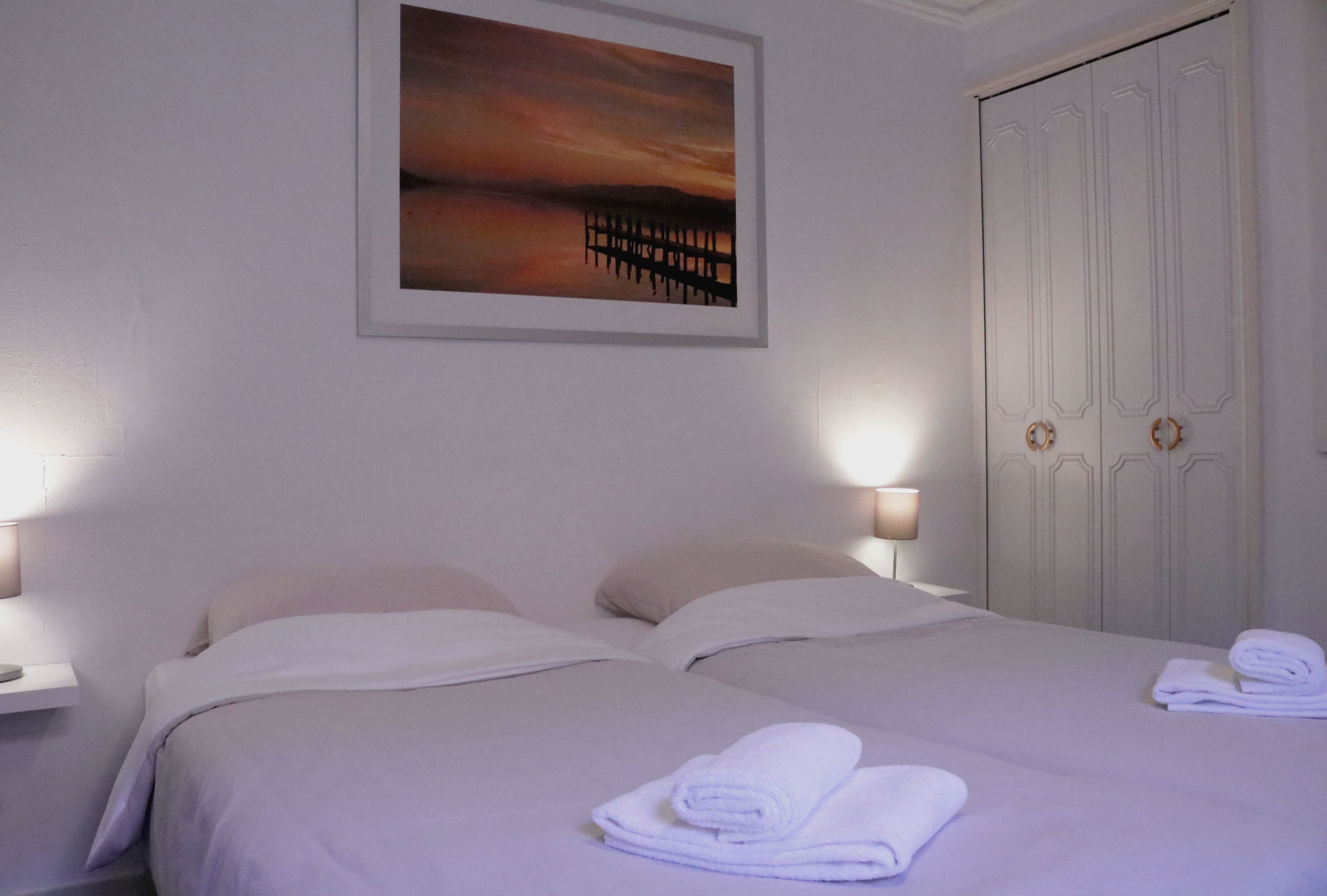 Tweepersoonskamer | Een bureau, gratis wifi, beddengoed