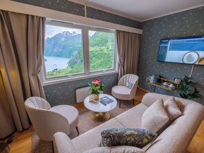 高级双人房, 1 张特大床, 海景 | 羽绒被、熨斗/熨板、免费 WiFi、床单