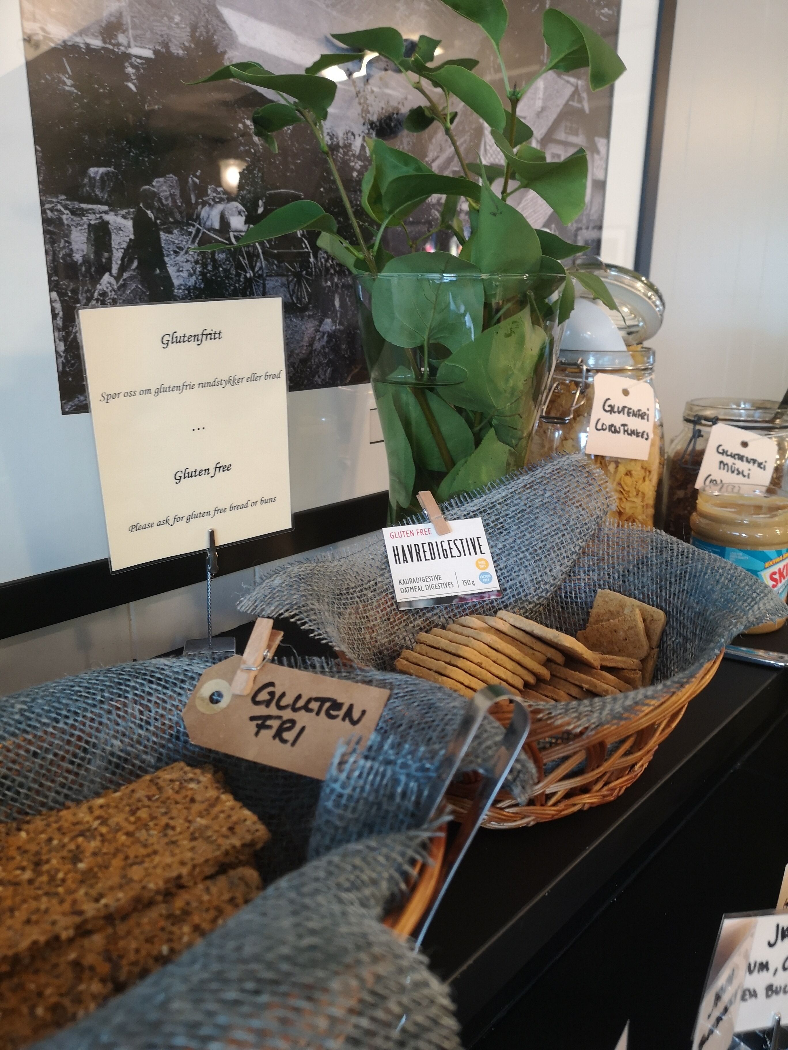Un rayon dédié aux produits sans gluten, avec des étiquettes indiquant clairement les produits concernés et un panneau signalant les options sans gluten.