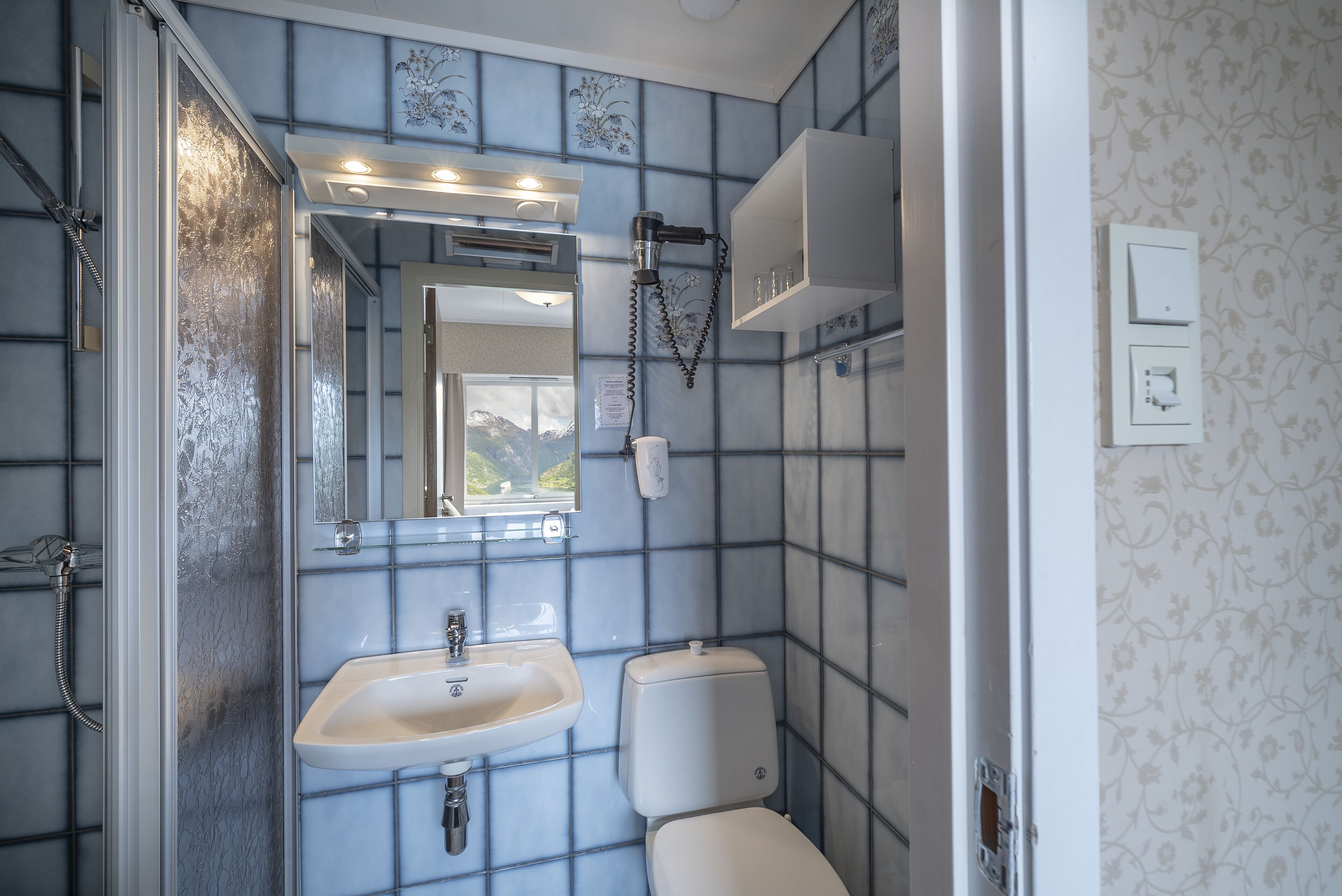 double room, sea view | bathroom | shower, hair dryer, towels, soap