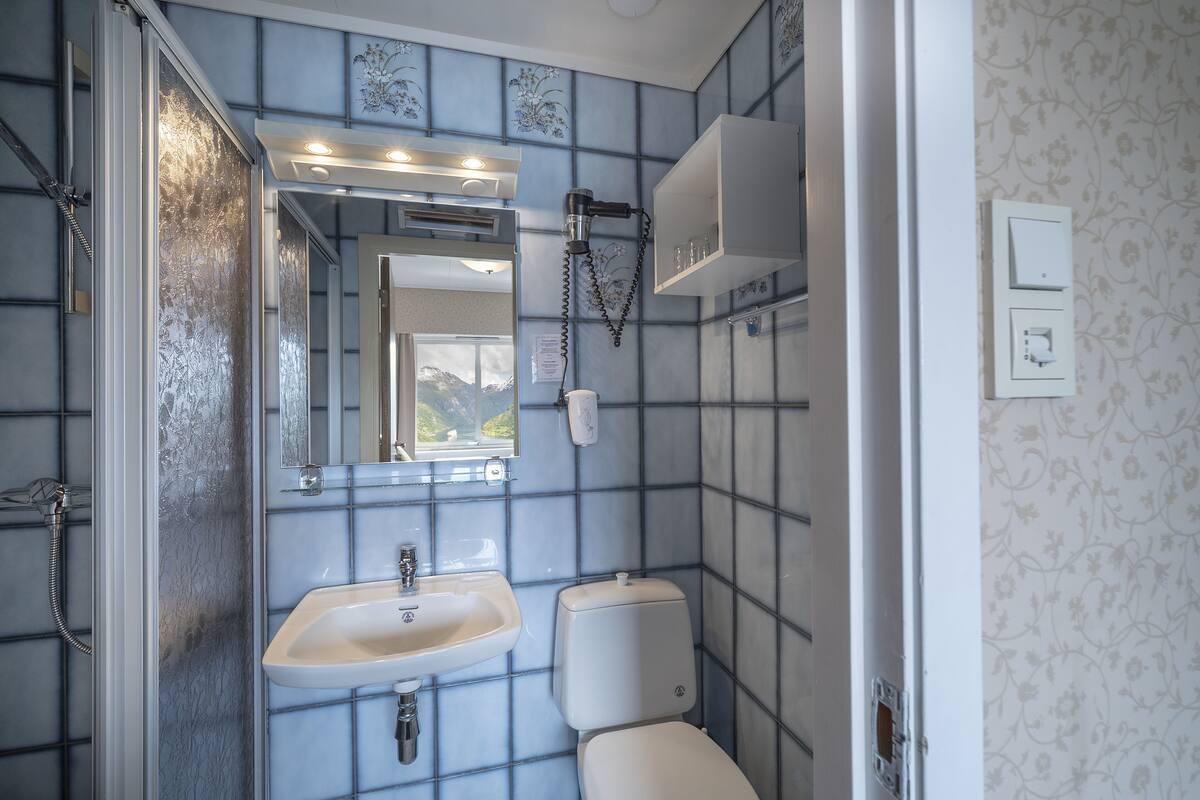 double room, sea view | bathroom | shower, hair dryer, towels, soap