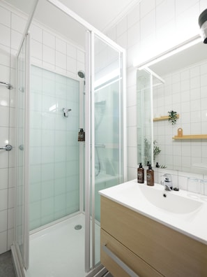 Chambre supérieure double, 1 trÚs grand lit, vue sur la mer | Salle de bain | Douche, séchoir à cheveux, serviettes fournies, savon