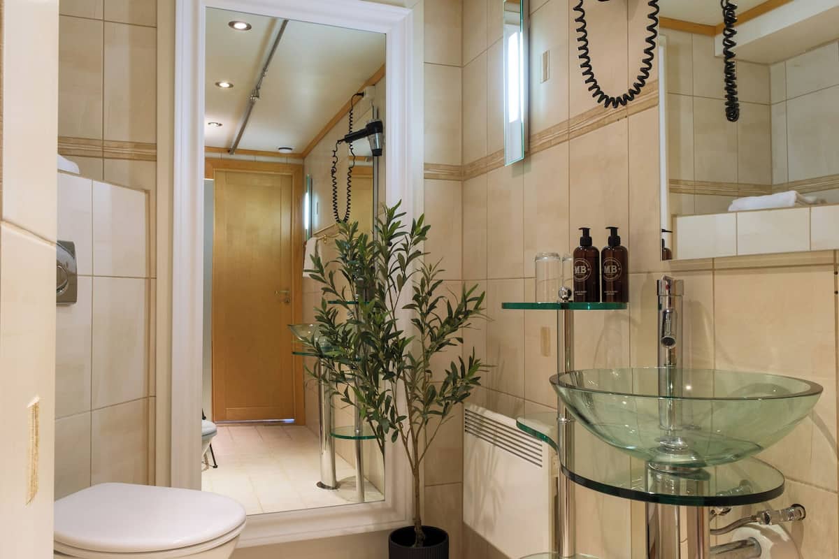 deluxe suite, 1 king bed, sea view | bathroom | shower, hair dryer, towels, soap