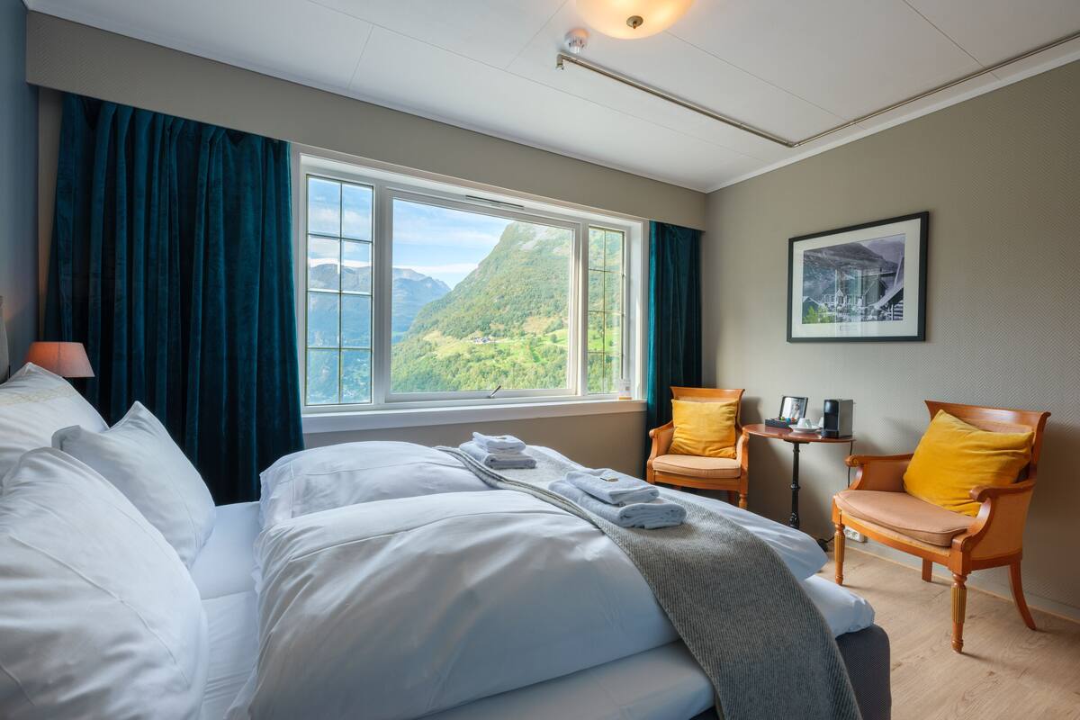 double room, sea view | 1 bedroom, down duvets, iron/ironing board, free wifi