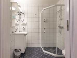 Een douche, gratis toiletartikelen, een haardroger, handdoeken