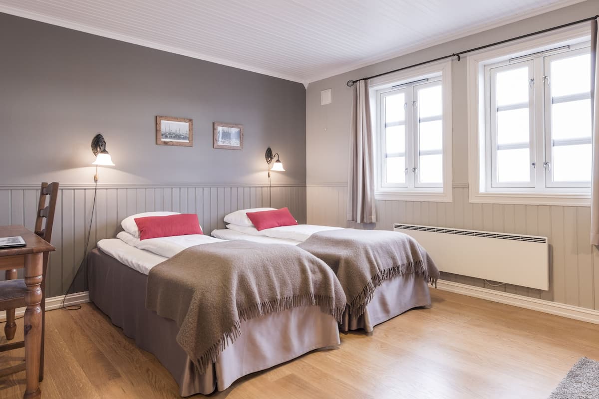 1 bedroom, down duvets, desk, blackout curtains