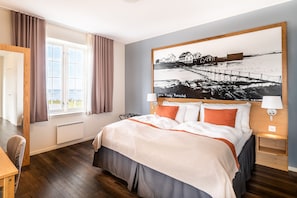 Dundyner, skrivebord, blendingsgardiner og strykejern/-brett