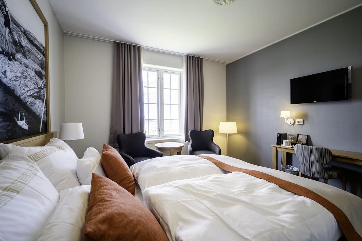 1 bedroom, down duvets, desk, blackout curtains