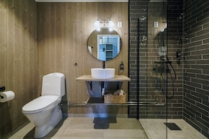 Amenidades de baño gratuitas, secadora de cabello, piso con calefacción