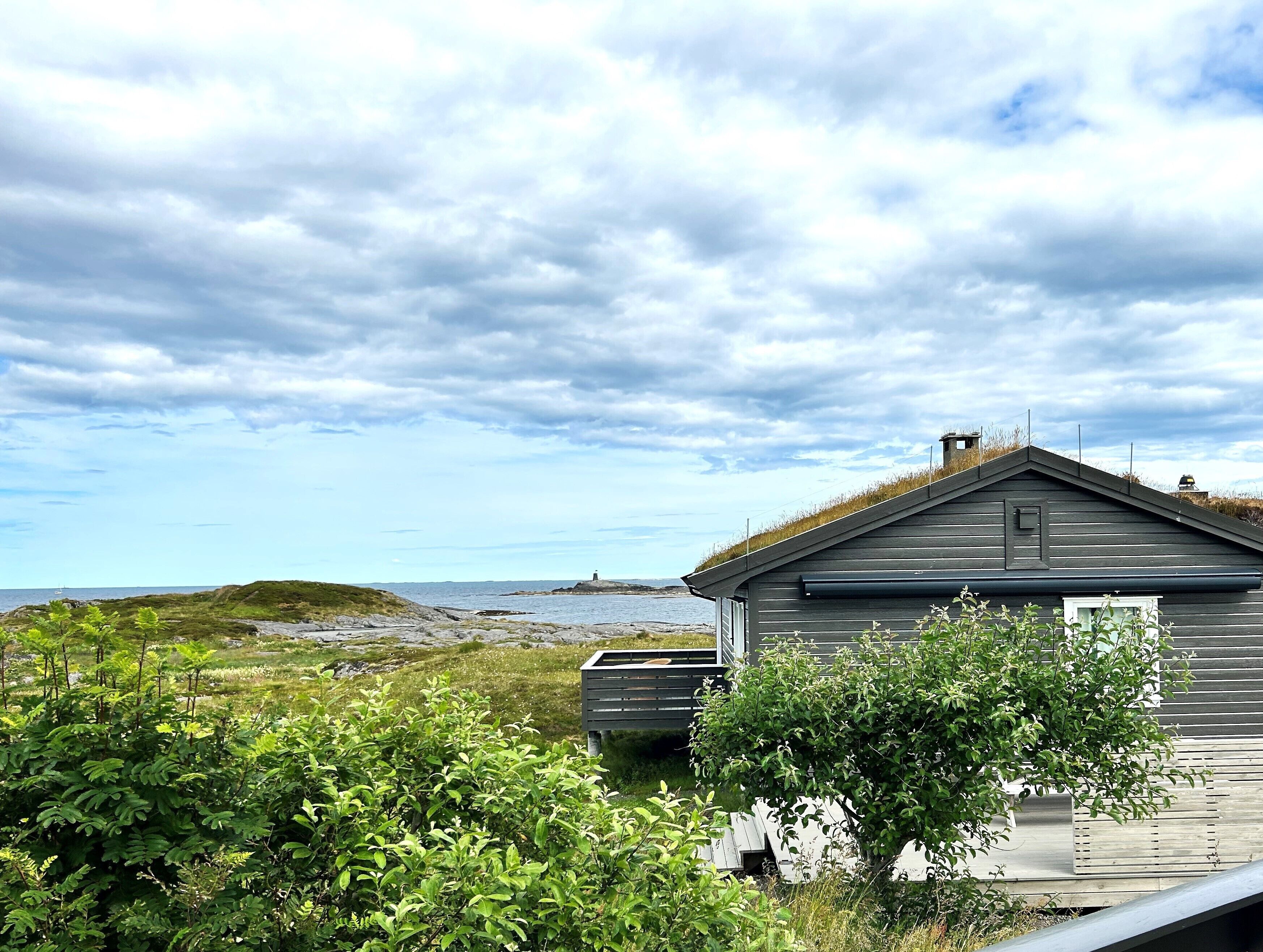 2 bedrooms, down duvets, laptop workspace, blackout curtains