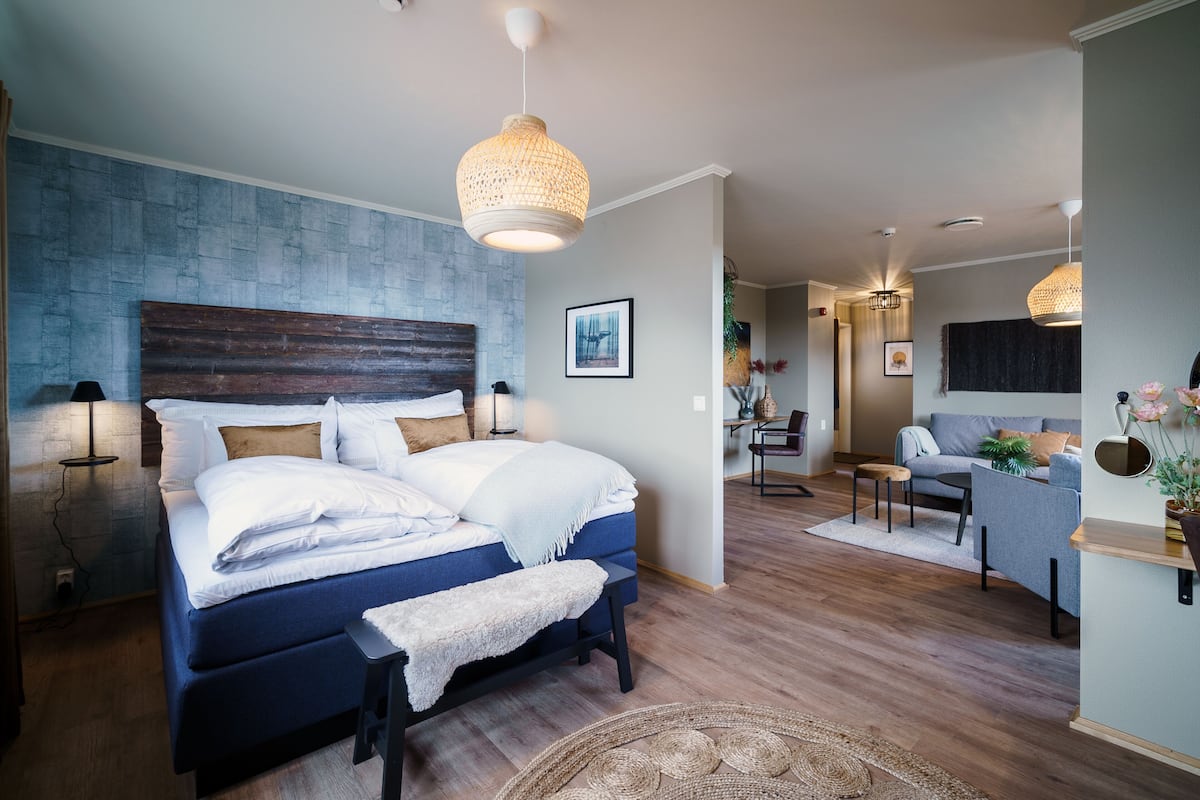 suite | 2 bedrooms, down duvets, laptop workspace, blackout curtains