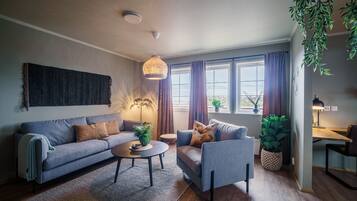 Suite | Daunenbettdecken, laptopgeeigneter Arbeitsplatz, VerdunkelungsvorhÀnge