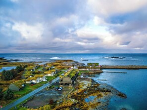 2 bedrooms, down duvets, laptop workspace, blackout curtains