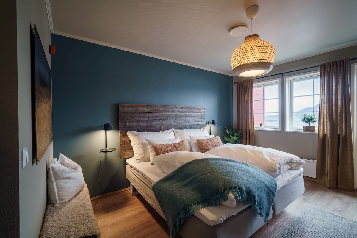 2 slaapkamers, donzen dekbedden, een laptopwerkplek