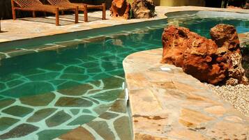 Kolam renang terbuka