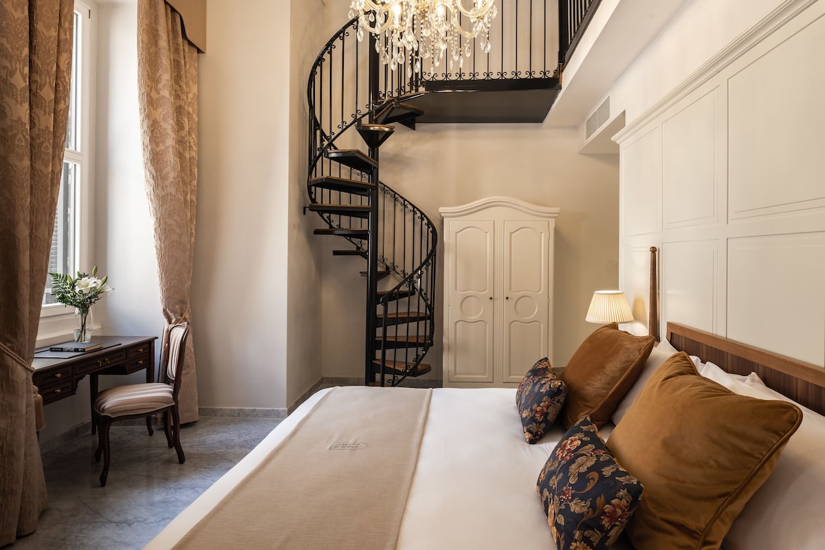 family suite, city view (double or twin) | 1 bedroom, minibar, in-room safe, desk