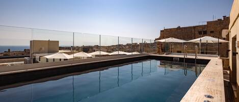 Piscina externa sazonal, guarda-sóis, espreguiçadeiras