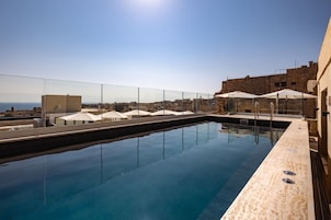 Seasonal outdoor pool, pool umbrellas, sun loungers