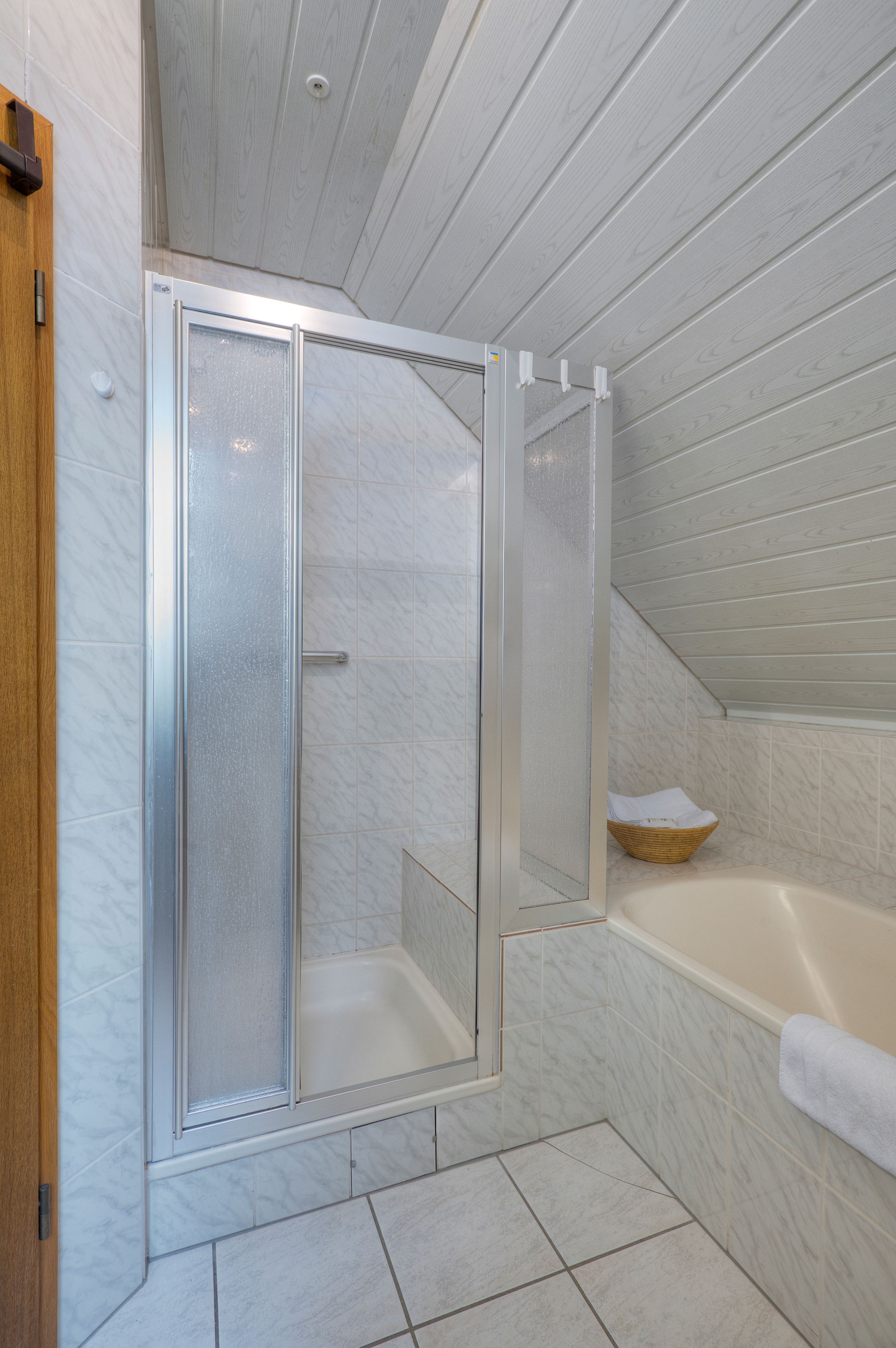 Dusche, Regendusche, kostenlose Toilettenartikel, Haartrockner