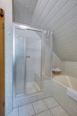 Shower, rainfall showerhead, free toiletries, hair dryer - Hotel am Schwanenweiher (Bad Bertrich)