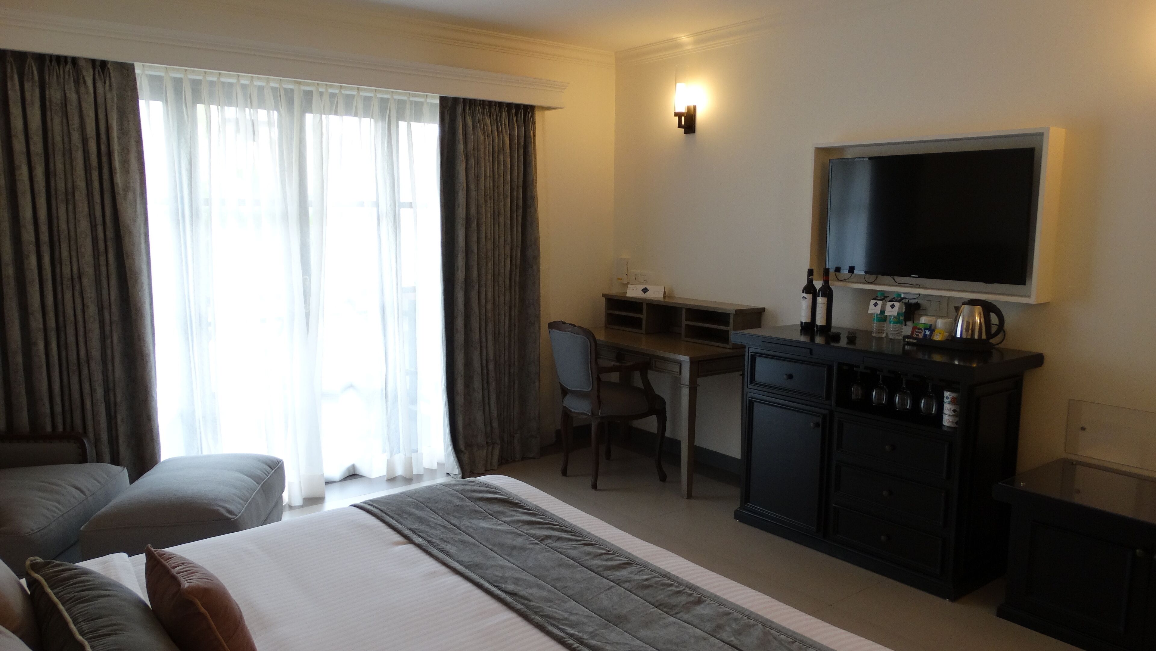 luxury room, 1 king bed, pool view | minibar, in-room safe, desk, iron/ironing board