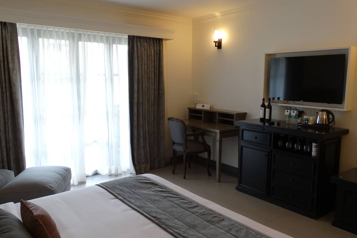 luxury room, 1 king bed, pool view | minibar, in-room safe, desk, iron/ironing board