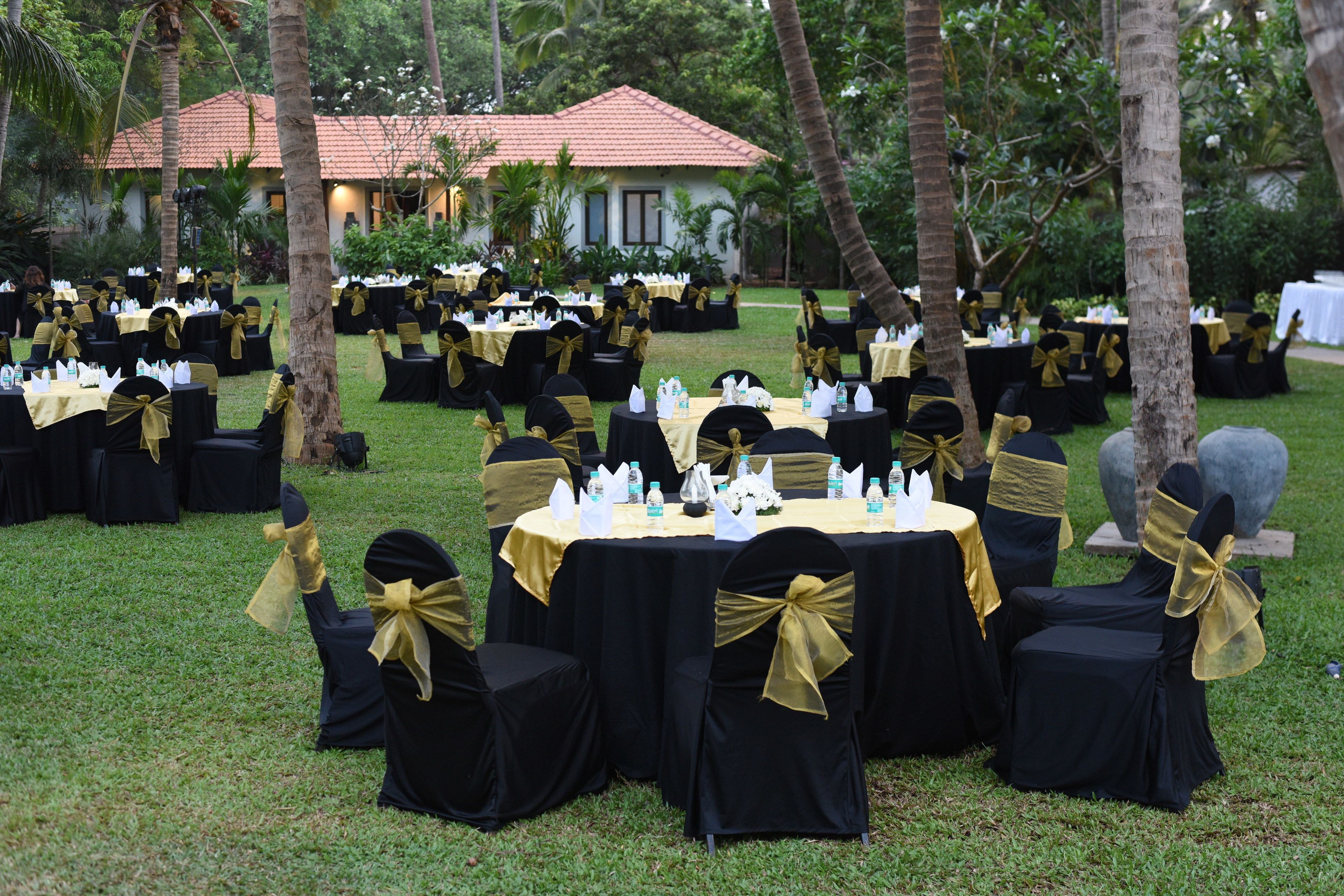 2 restaurants, international cuisine