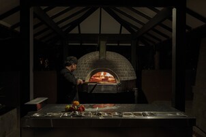 2 restaurants, international cuisine