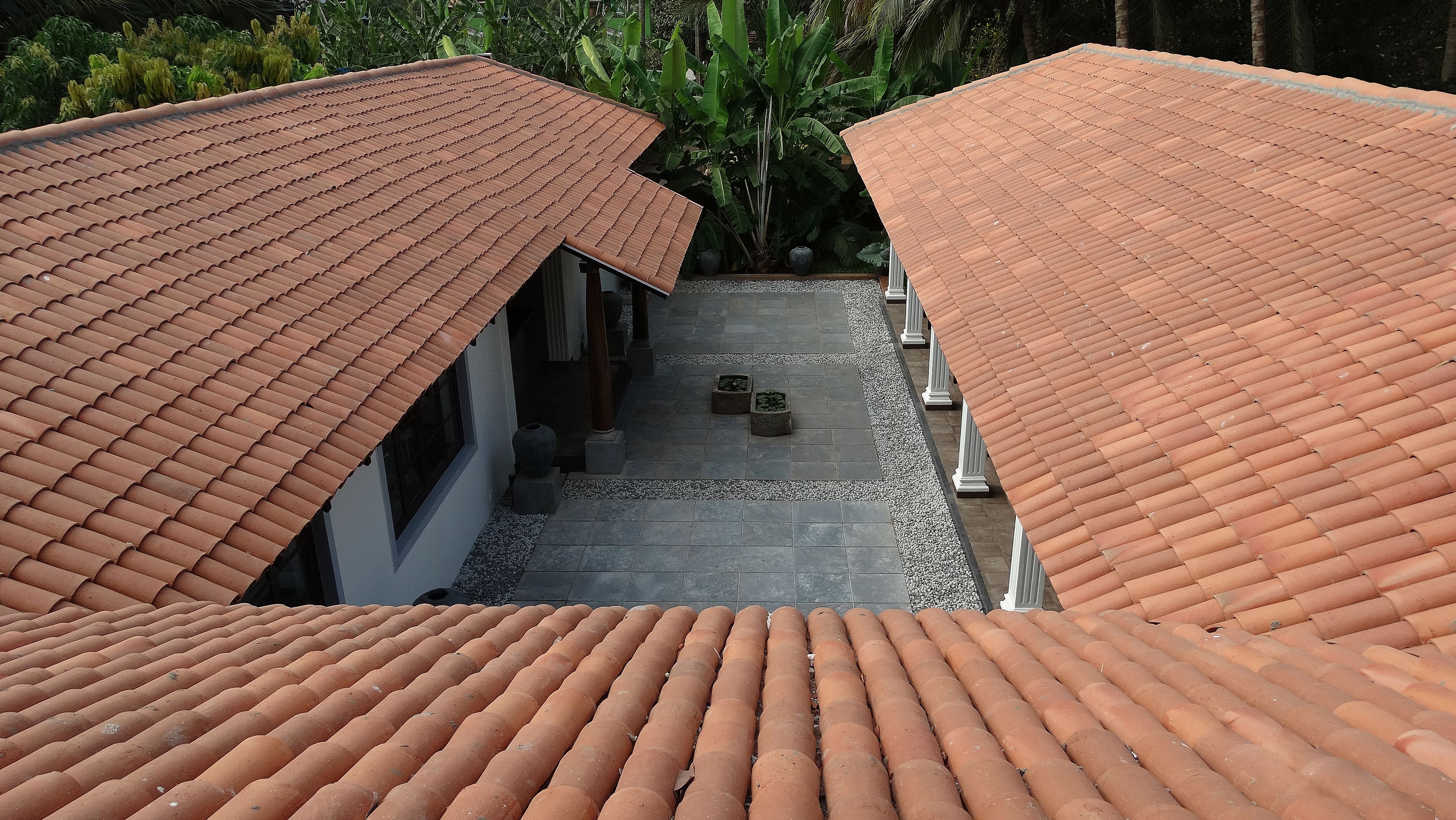 2 restaurants, international cuisine