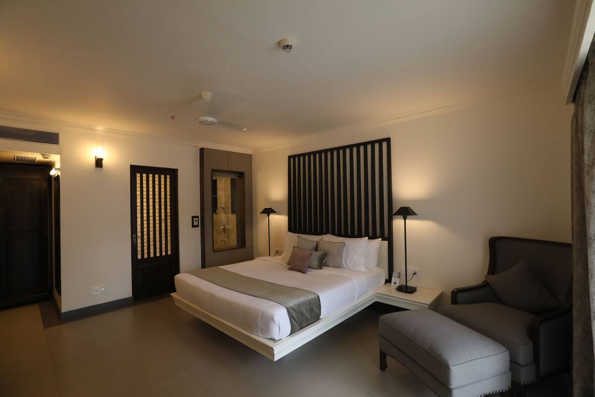 shower, rainfall showerhead, free toiletries, bathrobes