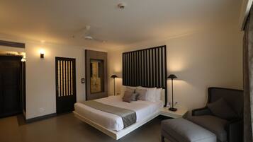 Shower, rainfall showerhead, free toiletries, bathrobes