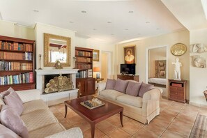 38-inch flat-screen TV with satellite channels, plasma TV, fireplace - Amomos Villa with Swimming Pool (Marathon)