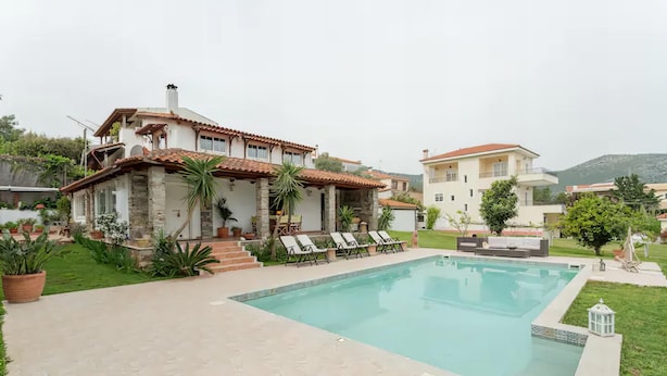 Seasonal outdoor pool, pool umbrellas, pool loungers - Amomos Villa with Swimming Pool (Marathon)