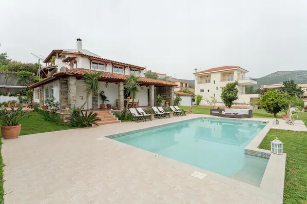 Seasonal outdoor pool, pool umbrellas, sun loungers - Amomos Villa with Swimming Pool (Marathon)