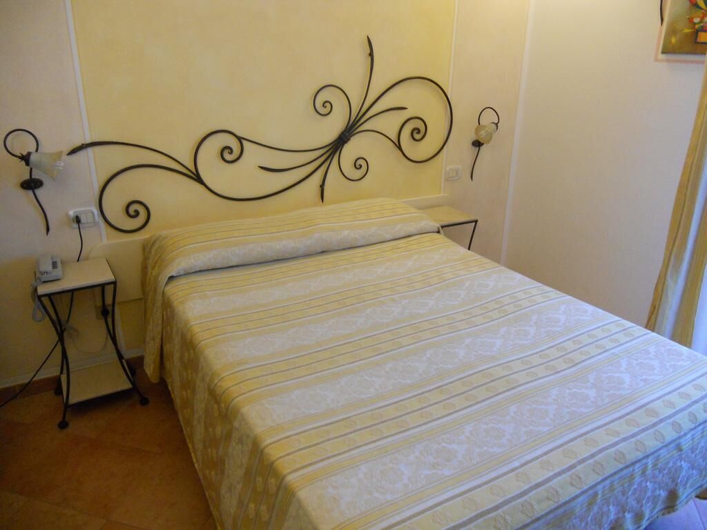 In-room safe, desk, laptop workspace, WiFi (free)
