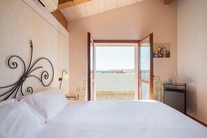 Deluxe suite, 1 queensize bed met slaapbank, balkon, gedeeltelijk uitzicht op zee | Uitzicht vanuit de kamer
