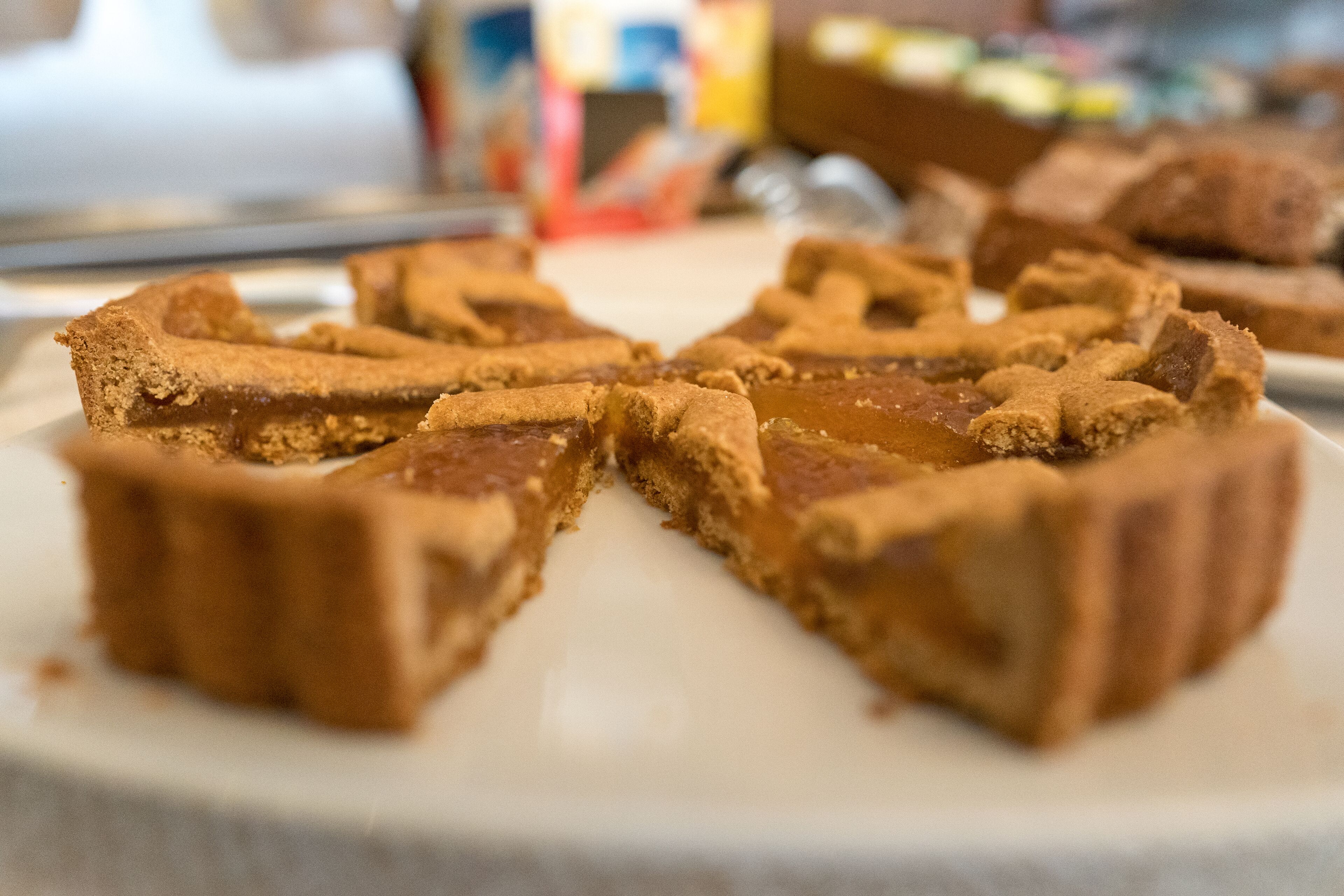 Tarta de manzana sobre un plato.