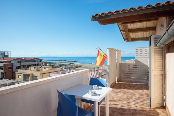 Superior Quadruple Room, 1 Queen Bed with Sofa bed | Terrace/patio