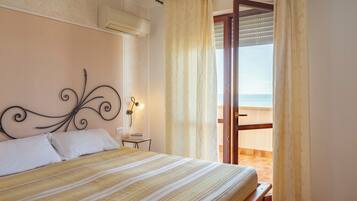 In-room safe, desk, laptop workspace, free WiFi