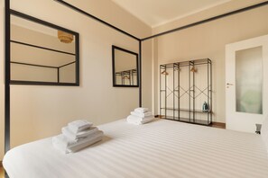 Individually decorated, individually furnished, desk, iron/ironing board - Brera Apartments in Moscova (Milan)