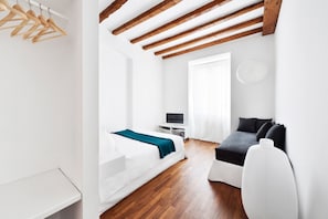 Appartamento con 1 camera da Letto, Via Pontida 4 | بديكورات فريدة لكل غرفة وطراز فريد لكل وحدة ومكتب ومكواة/لوح كي