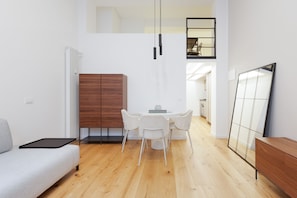 Appartamento con 1 Camera da Letto, Via Varese 8 | منطقة المعيشة | تلفزيون بشاشة مسطحة بحجم 40-بوصة يعرض قنوات تلفزيونية رقمية، تلفزيون